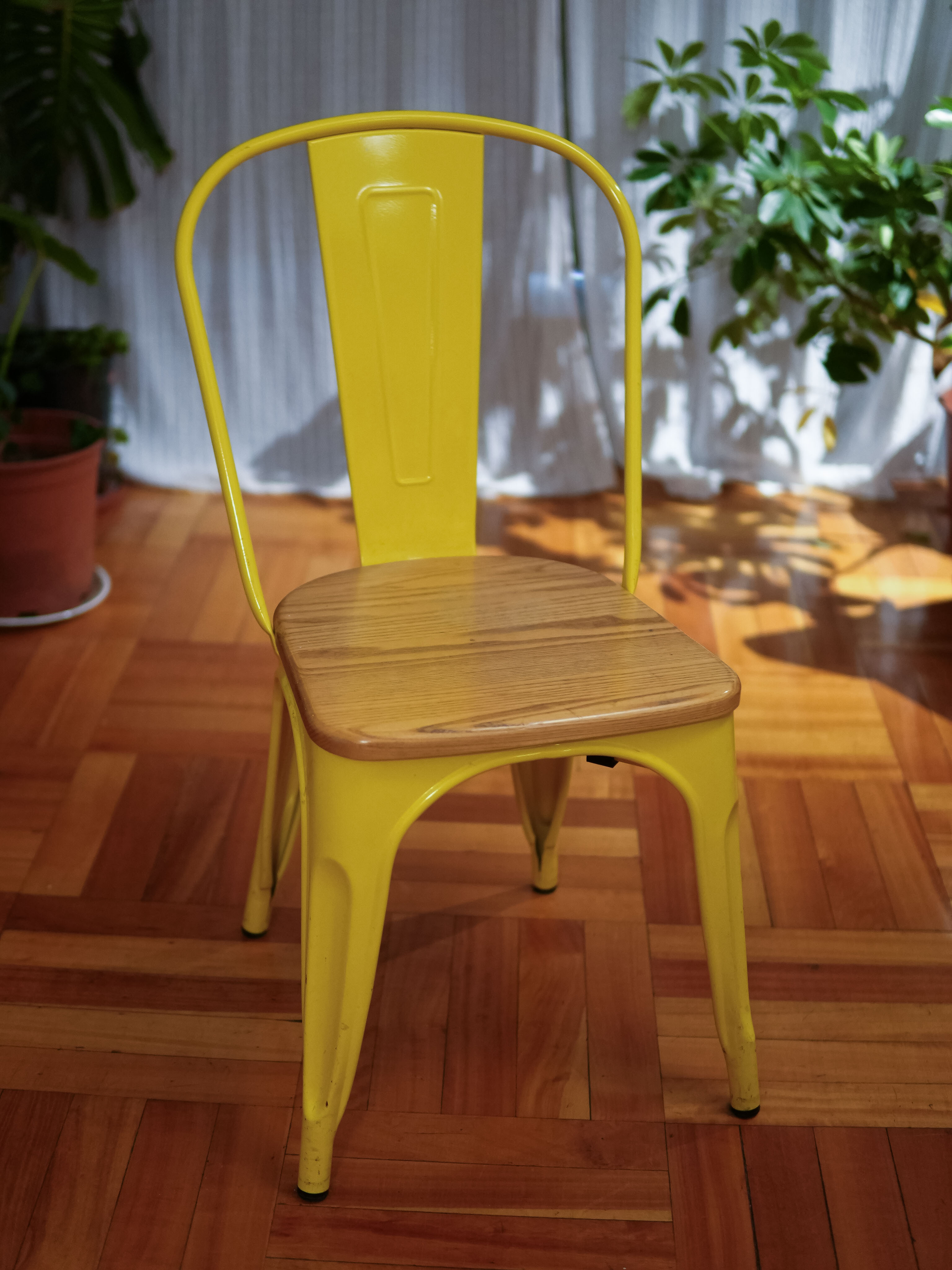 VENDIDO Silla metálica amarilla - Foto principal